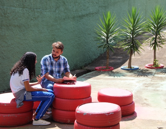 O analista da Diretoria de Juventude da SEE, Tiago Vieira, em conversa sobre a Eleição de Representantes com aluna do Ensino Fundamental da Escola Estadual Geraldo Bittencourt. Foto: Franciele Xavier (SEE/MG)